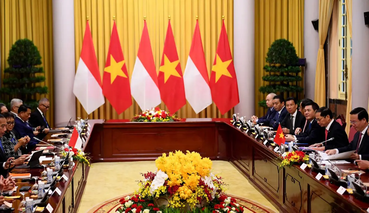 Menjelang kunjungan Jokowi, Menteri Luar Negeri Indonesia Retno Marsudi mengatakan Indonesia siap bekerja sama dengan negara-negara Asia Tenggara lainnya untuk menyelesaikan kode etik Laut China Selatan yang telah lama tertunda, jalur perairan strategis untuk perdagangan, dan energi. (Nhac NGUYEN/AFP)