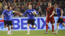 Estonia berhasil memperkecil jarak menjadi 1-2 melalui gol Erik Sorga (tengah) pada menit ke-70. Sepakannya dari dalam kotak penalti usai menerima umpan Rauno Sappinen tidak mampu diantisipasi kiper Belgia Thibaut Courtois. (AP/Olivier Matthys)