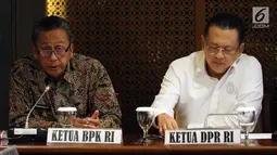 Ketua BPK, Moermahadi Soerja Djanegara didampingi Ketua DPR, Bambang Soesatyo memberikan keterangan di Jakarta, Rabu (31/1). BPK menyerahkan laporan audit investigatif terhadap proses pembangunan Terminal Peti Kemas (TPK) Koja. (Liputan6.com/Johan Tallo)