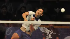 Pebulutangkis, Sony Dwi Kuncoro mengembalikan kok ke pebulutangkis USA Sattawat Pongnairat di turnamen BCA Indonesia Open Superseries Premier 2015 di Jakarta, Selasa (2/6/2015). Sony menang dengan skor 17-21, 21-13, 21-2. (Liputan6.com/Andrian M Tunay)