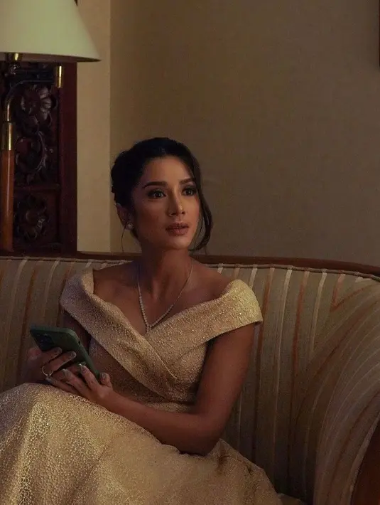 Pilihan dress emas membuat kulit eksotis Fanny Ghassani semakin terpancar.