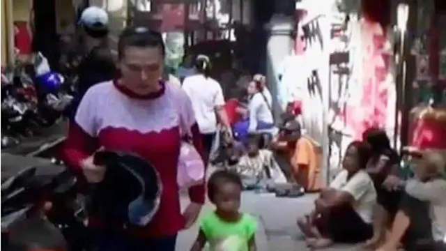 Puluhan pengemis musiman dan anak-anak berebut angpao di Klenteng, hingga wisata ancol menjadi pilihan warga Jakarta.