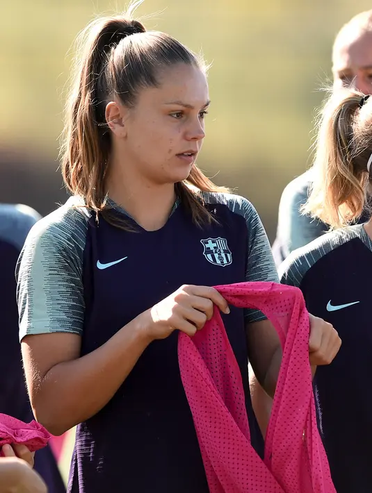 Gelandang Barcelona, Lieke Martens bersiap mengikuti latihan di Joan Gamper Sports City, Barcelona (15/5/2019). Bagi tim wanita Barcelona, ini kali pertama mereka tembus ke babak final Liga Champions Eropa wanita dan menjadi tim wanita asal Spanyol pertama yang lolos ke final. (AFP Photo/Josep Lago)