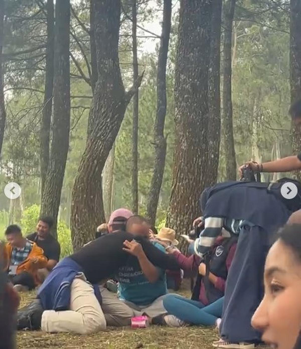 Saat berlangsungnya sesi sharing, Shanon memberikan pelukan hangat kepada salah satu anak, yang begitu mendalam hingga membuatnya tersentuh dan mengalirkan air mata haru.<br>