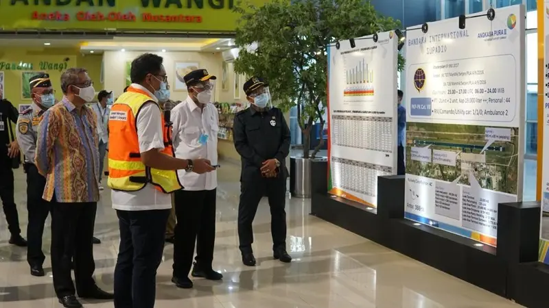 Menteri Perhubungan Budi Karya Sumadi melakukan peninjauan pengembangan bandara di Kalimantan.