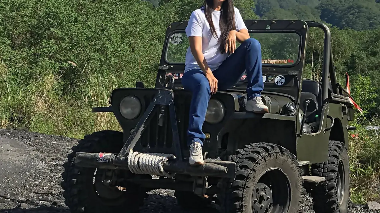 Foto: Momen Liburan Maudy Koesnaedi ke Jogja Bersama Sahabat, Dari Naik Jeep Hingga Tempat Oleh-Oleh