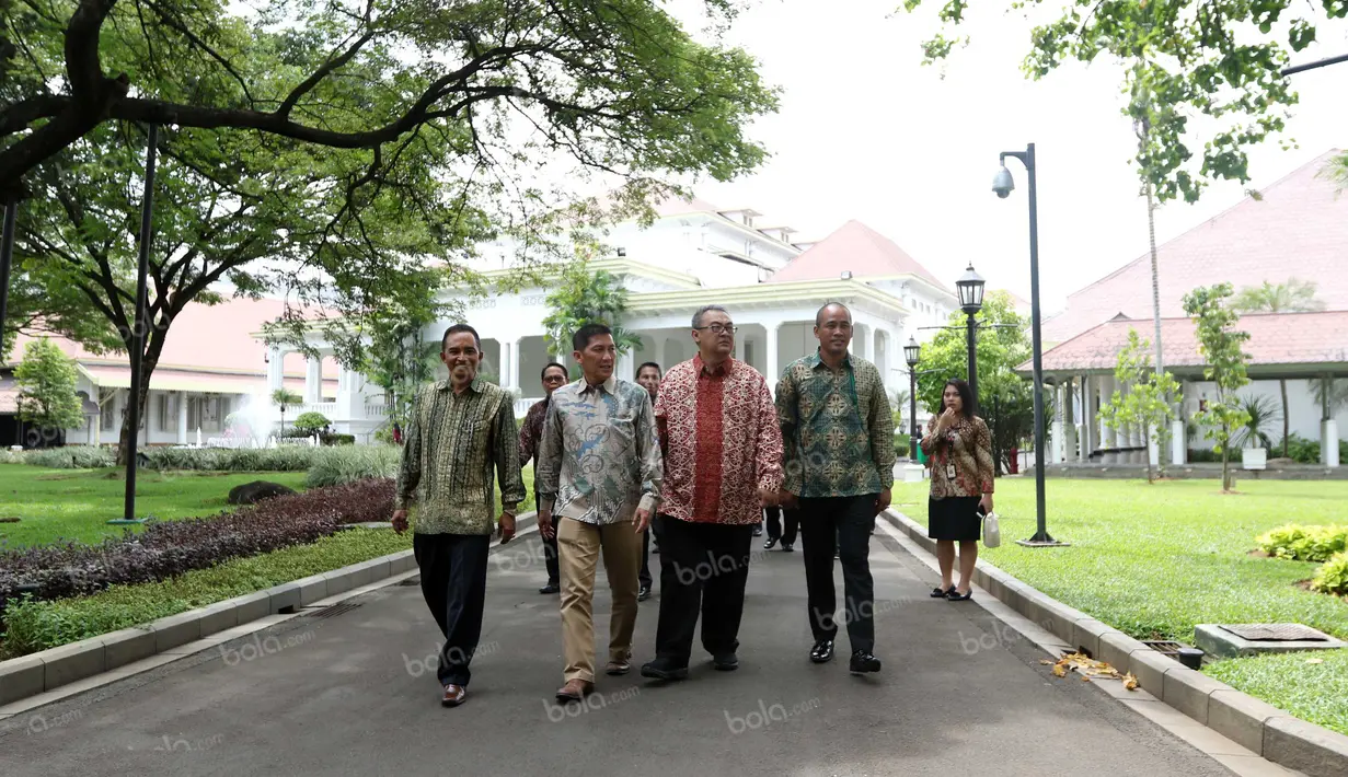 Presiden Persija Ferry Paulus, General Manajer Arema Rudi Widodo, dan Manajer Operasional Mitra Kukar Suwanto saat akan bertemu Presiden RI, Joko Widodo di Istana Merdeka, Jumat (15/4/2016). (Bola.com/Nicklas Hanoatubun)