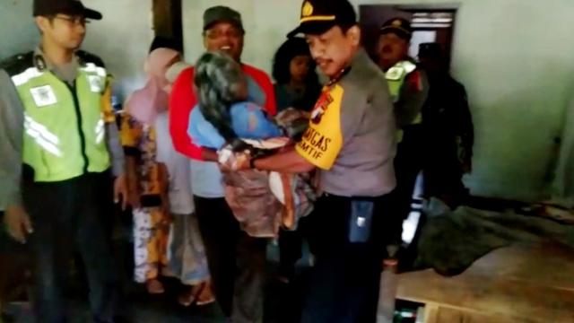 Polisi dan warga menggendong Nenek Sainem ke mobil patroli dan membawanya ke rumah sakit. (Foto: Liputan6.com/Polres Kebumen/Muhamad Ridlo)
