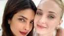 Serasinya mereka Sophie dan Priyanka memakai baju putih. Aktris India terkenal, Priyanka Chopra menikah dengan vokalis dan gitaris Nick Jonas pada 1 Desember 2019 di Istana Umaid Bhawan, India. (Liputan6.com/IG/@priyankachopra)