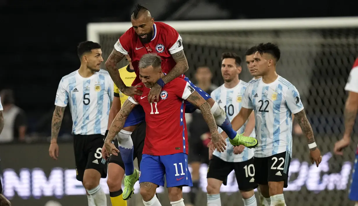 Gelandang Chile, Eduardo Vargas berselebrasi usai mencetak gol ke gawang Argentina pada pertandingan Grup A Copa America 2021 di Stadion Nilton Santos, Brasil, Selasa (15/6/2021). Argentina bermain imbang atas Chile 1-1. (AP Photo/Ricardo Mazalan)