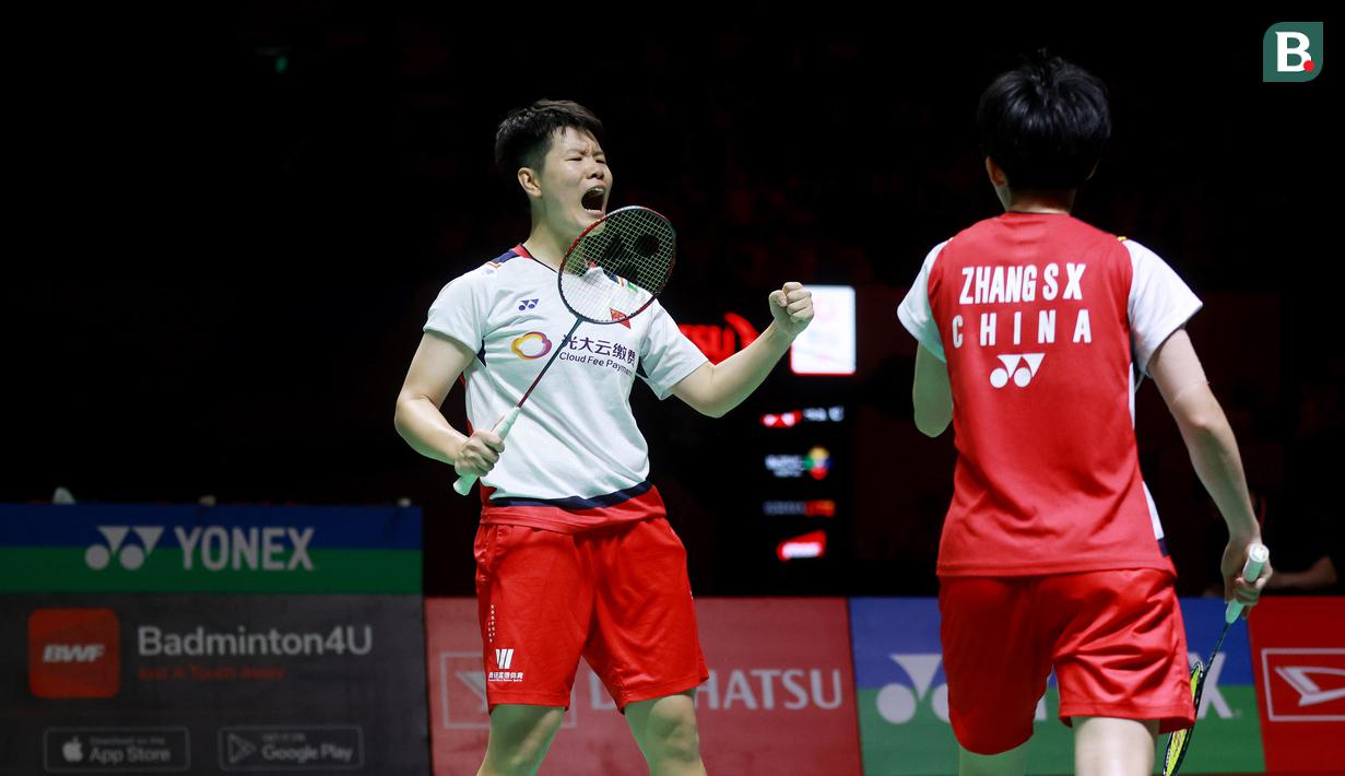 Usai interval, Liu Sheng Shu/Zhang Shu Xian sempat memimpin hingga 6 poin saat kedudukan 14-8. Namun perlahan Yuki Fukushima/Sayaka Hirota mampu balik menekan hingga mampu memaksakan angka imbang 20-20. Liu Sheng Shu/Zhang Shu Xian kembali fokus dalam perebutan dua poin terakhir untuk merebut game pertama 22-20. (Bola.com/M Iqbal Ichsan)