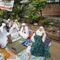 Sejumlah ibu-ibu menggelar doa bersama di lokasi, RT 1 RW 12, Jl Saharjo, Manggarai, Jakarta, Rabu (26/4). Penggusuran tersebut dilakukan untuk pembangunan Double Double Track (DDT) Manggarai-Soekarno Hatta. (Liputan6.com/Faizal Fanani)