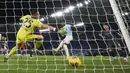 Pemain Lazio, Tijjani Noslin (tengah) mencetak gol melalui sundulan ke gawang Napoli pada babak laga 16 besar Coppa Italia 2024/2025 di Olympic Stadium, Roma, Italia, Jumat (06/12/2024) WIB. (AP Photo/Andrew Medichini)