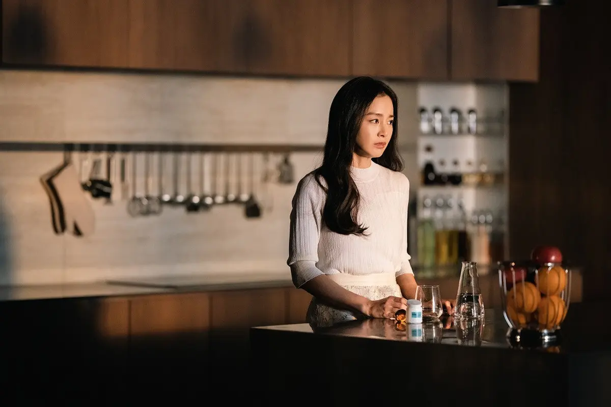 Kim Tae Hee dalam serial Lies Hidden in My Garden. (Foto: Prime Video)