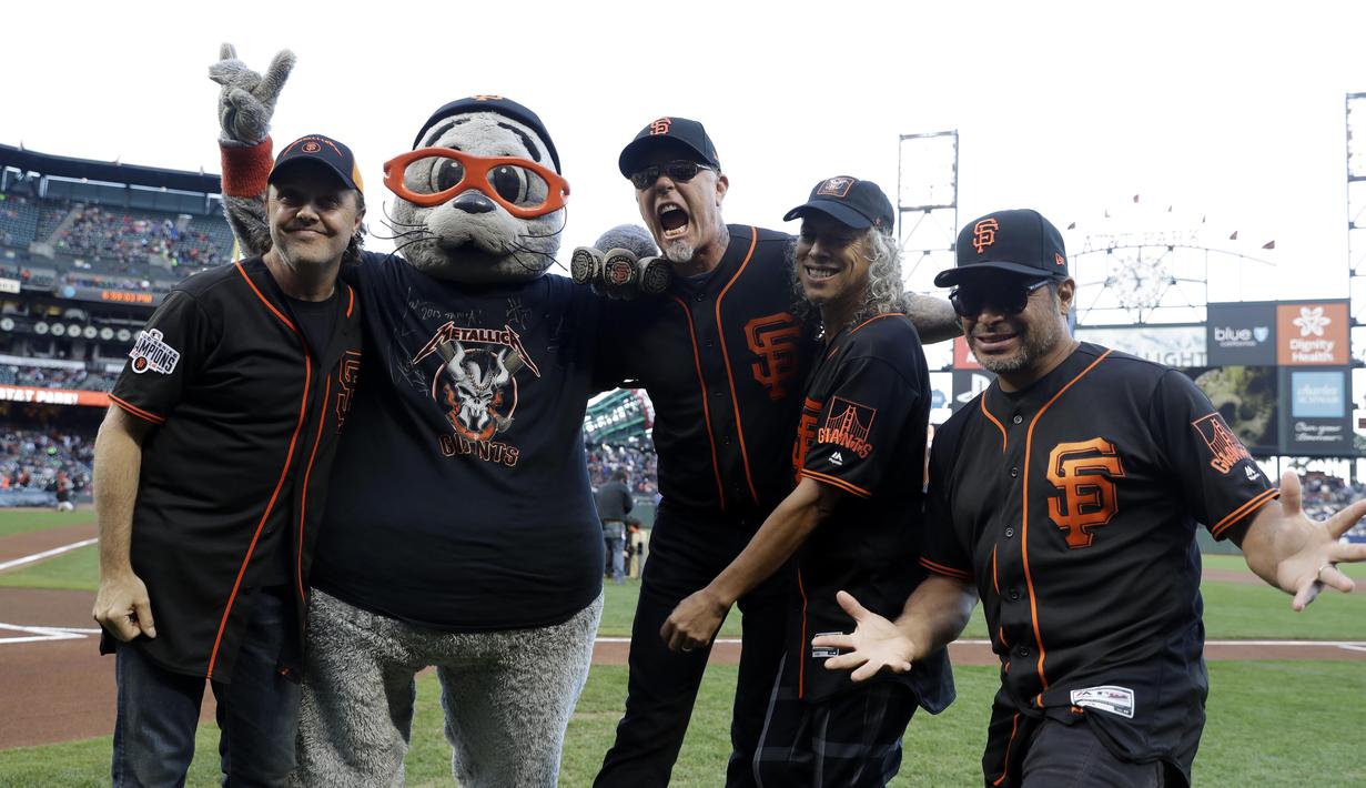 Pentolan Metallica Lars Ulrich, Mascot SF Giants, James Hetfield, Kirk Hammett dan Robert Trujillo berfoto sebelum laga MLB antara SF Giants melawan Chicago Cubs di San Francisco, (7/8/2017).  (AP/Marcio Jose Sanchez)