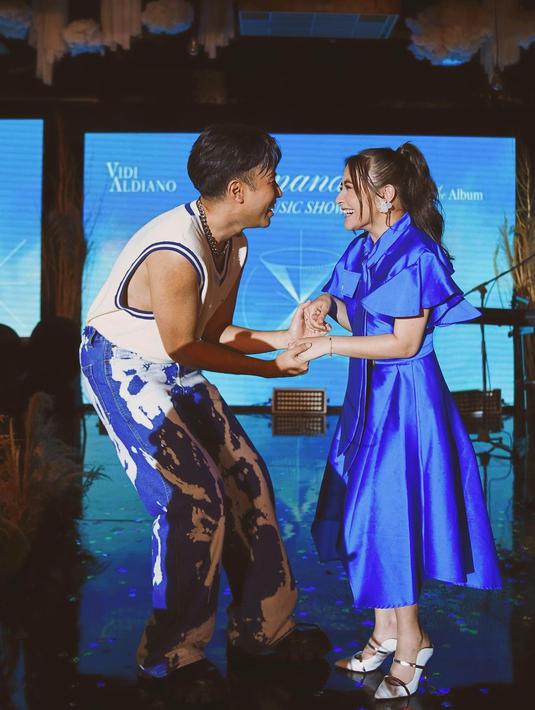 Bagi Prilly Latuconsina, Vidi Aldiano salah satu orang penting dalam hidupnya. Ia menyebut pelantun “Nuansa Bening” dan “Gadis Genit” sosok yang bersedia mendengar curahan hati sabahat. “Sahabat gue yang selalu mendengarkan cerita-cerita gue, seneng banget gue bisa berkarya bareng lo dan menjadi bagian dari Senandika. Love you! Yuk bisa manggung lagi yuk,” ia mengakhiri. (Foto: Dok. Instagram @prillylatuconsina96)