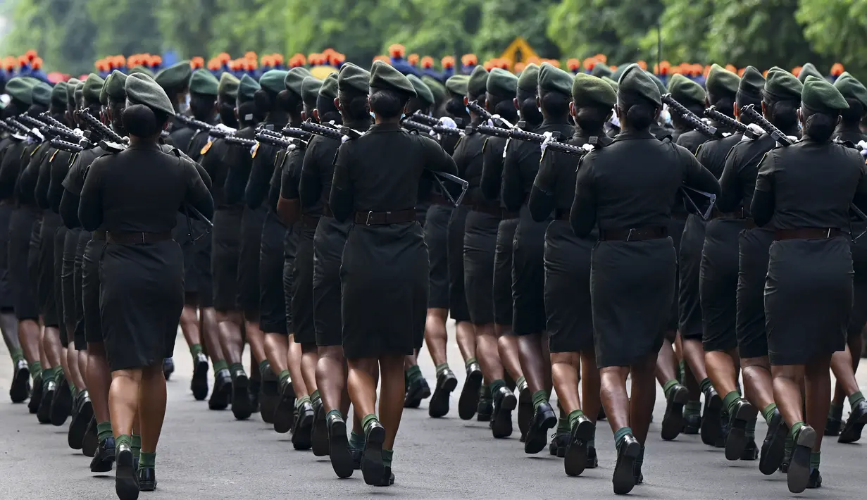 Personel wanita militer Sri Lanka mengambil bagian dalam latihan parade Hari Kemerdekaan di Kolombo (31/1/2022). Sri Lanka bersiap untuk menandai peringatan ke-74 kemerdekaan dari Inggris pada 4 Februari. (AFP/Ishara S. Kodikara)