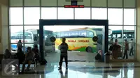 Sejumlah calon penumpang menunggu di Terminal Pulo Gebang, Jakarta Timur, Kamis (20/4). Pemprov DKI Jakarta dengan didampingi Kemenhub akan melakukan pembenahan fasilitas Terminal Pulogebang. (Liputan6.com/Gempur M Surya)
