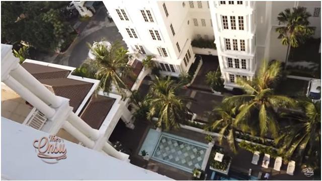 Begini potret pemandangan dari luar balkon apartemen Ruben Onsu, terlihat megah dan mewah.