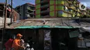 Warga beraktivitas di sekitar Rusun Petamburan, Jakarta, Jumat (21/8/2020). Pelaksana Tugas (Plt) Kepala Dinas PRKP DKI Jakarta, Sarjoko mengatakan Dinas Perumahan Rakyat dan Permukiman (PRKP) DKI Jakarta akan membangun 10 rusunawa baru tahun 2020 ini. (Liputan6.com/Immanuel Antonius)