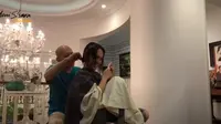 Aksi Yuni Shara Potong Rambut di Rumahnya yang Megah dan Bercat Putih