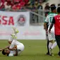 Evan Dimas terjatuh saat kericuhan terjadi pada laga ketiga Grup B SEA Games 2017 antara Timor Leste melawan timnas Indonesia U-22 di Selayang Stadium, Minggu (20/8/2017). (Liputan6.com/Faizal Fanani)