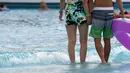 Pengunjung berada di kolam renang di sebuah taman hiburan di Tokyo, Jepang (19/7). Badan Meteorologi Jepang mengumumkan Jepang tengah, termasuk Tokyo, telah menyelesaikan musim hujan 'Tsuyu'.  (AFP Photo/Toshifumi Kitamura)