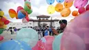 Seorang tentara memasang balon di depan gedung parlemen jelang Presiden Ram Baran Yadav resmi mengesahkan konstitusi baru di Kathmandu, Nepal, Minggu (20/9/2015). Nepal akan mengadopsi piagam demokratis secara penuh. (REUTERS/Navesh Chitrakar)