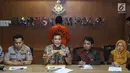 Kasubdit II Direktorat Tindak Pidana Siber Bareskrim Polri Kombes Pol Rickynaldo (kedua kiri) saat rilis kasus peretasan situs PN Sulawesi Tenggara diperlihatkan saat rilis di Bareskrim Mabes Polri, Jakarta, Jumat (9/11). (Liputan6.com/Helmi Fithriansyah)