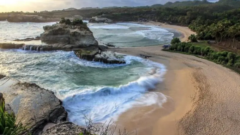 Terdapat puluhan objek wisata yang tersebar di sepanjang jalur Pantai Selatan Pulau Jawa.