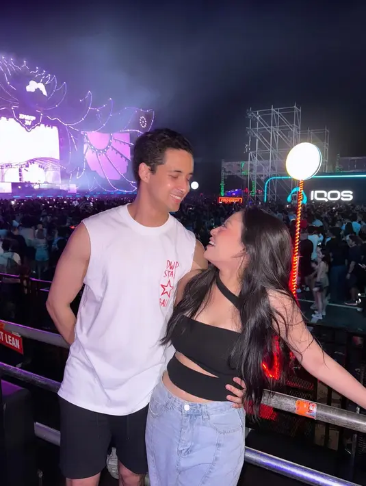 Ada juga pasangan yang lagi dimabuk asmara, Rachel Vennya-Salim Nauderer. Mereka kompak tampil dengan outfit kasual, Rachel dengan cut-out top dan celana jeans, sedangkan Salim kenakan sleeveless top dan short pants hitam. [@fuji_an/@rachelvennya/@reginaaphx/lulalahfah]