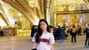 Meski sering tampil anggun di atas panggung, di beberapa momen Melisa pun sering berpenampilan kasual. Kali ini ia mengenakan kaus putih yang dipadukan sengan celana hitam. Busana simpelnya ini membuat Melisa makin stylish. (Liputan6.com/IG/@melisahart_)