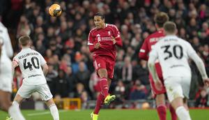 Virgil van Dijk menyundul bola dalam laga putaran ketiga Piala FA antara Liverpool vs Barnsley di Anfield, 13 Januari 2026. (AP Photo/Jon Super)
