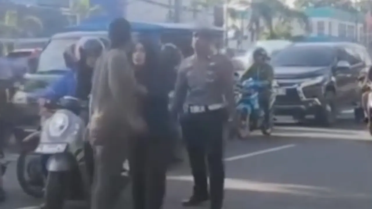 Video Viral Polisi Nyaris Kena Pukul Pemotor saat Razia di Maros
