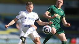 Kalvin Phillips. Gelandang Inggris berusia 25 tahun ini akan menjalani musim ke-8 nya bersama Leeds United musim ini. Berkat aksi gemilangnya di Euro 2020 lalu, harganya naik dari 30 juta euro menjadi 40 juta euro. Liverpool dikabarkan tertarik mendatangkannya. (Foto: AFP/Pool/Carl Recine)
