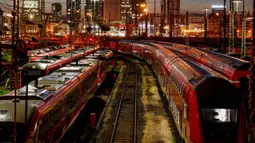 Sejumlah kereta diparkir di luar stasiun kereta pusat di Frankfurt, Jerman, Rabu (11/8/2021). Serikat masinis kereta api Jerman mogok kerja selama tiga hari untuk menuntut kenaikan upah. (AP Photo/Michael Probst)