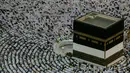 Umat muslim melaksanakan salat berjemaah menghadap bangunan Kakbah di Masjidil Haram, Mekah, Arab Saudi, Jumat (17/8). (AP Photo/ Dar Yasin)