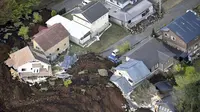 Sejumlah rumah terlihat hancur setelah gempa bumi menghantam kota Minamiaso, Prefektur Kumamoto, Jepang selatan, Sabtu (16/4). Gempa 6,4 SR itu juga mengakibatkan lebih dari 20 bangunan rumah hancur dan kebakaran di Prefektur Kumamoto. (REUTERS/Kyodo)