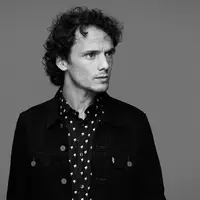 Anton Yelchin yang meninggal hari Minggu kemarin (19/6) pada usia 27 tahun memulai karirnya di dunia akting di usia yang sangat muda. 
