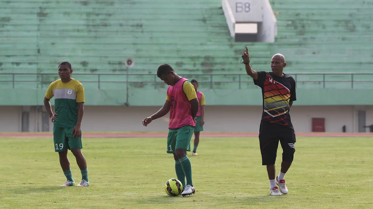 PS TNI uji coba lapangan Stadion Manahan Solo (Liputan6.com)