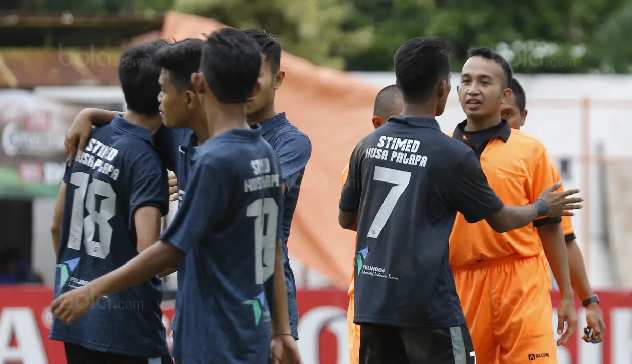 Pemain STIMED Nusa Palapa melakukan protes kepada wasit saat pertandingan melawan UMM pada laga Torabika Cup 2017 di Stadion Cakrawala, Malang, Rabu (22/11/2017). UMM Imbang 2-2 dengan STIMED Nusa Palapa. (Bola.com/M Iqbal Ichsan)