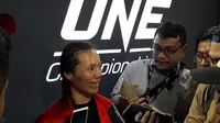 Priscilla Hertati Lumban Gaol memberikan keterangan kepada wartawan usai memenangkan pertarungan ONE Championship bertajuk One: For Honor di Istora Senayan, Jumat (3/5/2019). (Liputan6.com/Edu Krisnadefa)