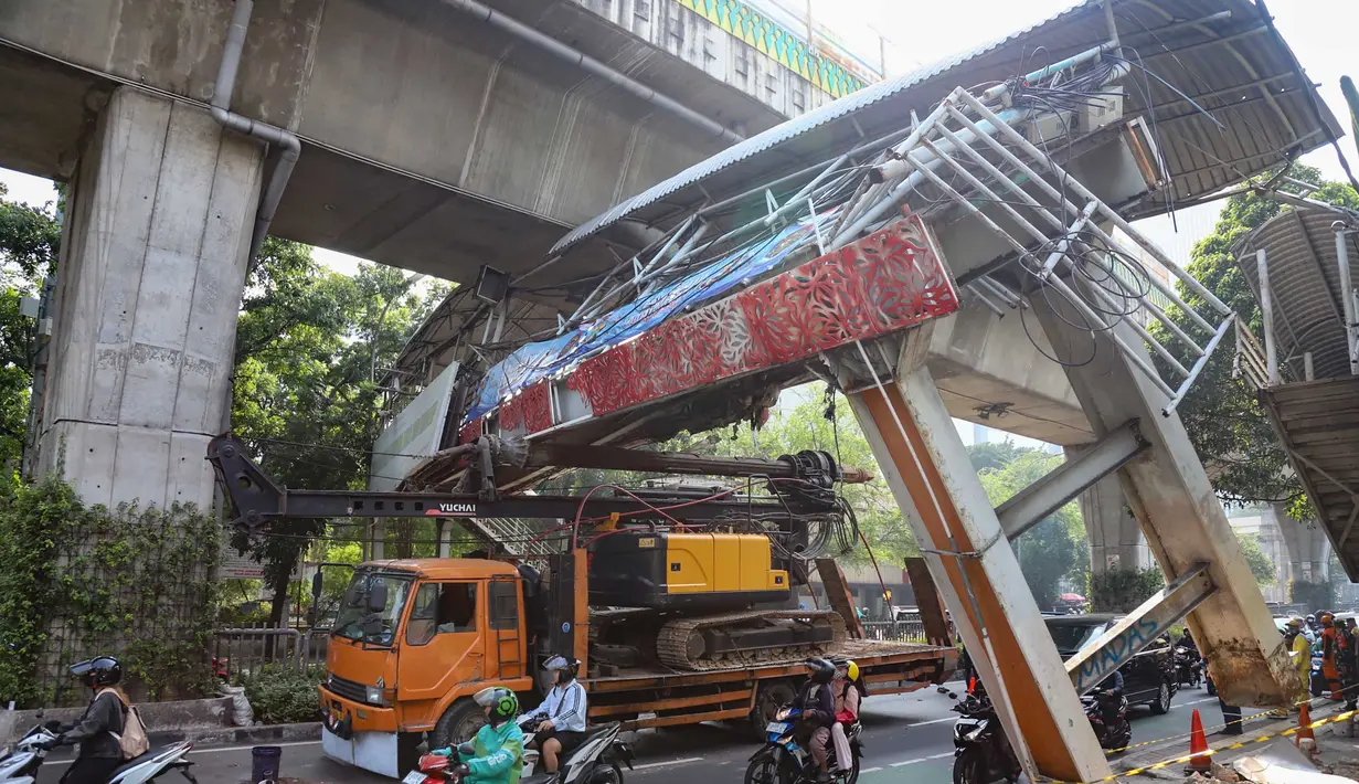 Sebuah truk  truk towing pengangkut alat berat (crane)  tersangkut dan merusak  jembatan penyeberangan orang (JPO) di Jalan Raya Kapten Tendean, Jakarta, Selasa (14/07/2026).