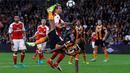 Pemain Hull City, Abel Hernandez, melakukan tendangan salto ke arah gawang Arsenal pada laga lanjutan Premier League, di KCOM Stadium, Sabtu (17/9/20106). (Action Images via Reuters/Lee Smith)
