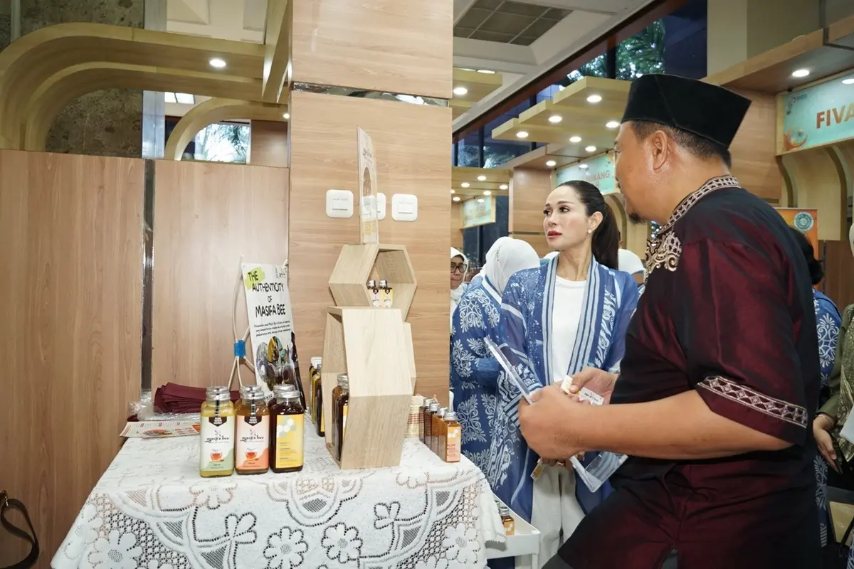 Penasihat DWP Kementerian Perindustrian Loemongga Agus Gumiwang saat membuka Bazar Ramadan 1445 H “Belanja Murah di Bulan Berkah” di kantor Kementerian Perindustrian,