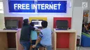 Penumpang menggunakan layanan internet gratis yang tersedia di Bandara Sultan Syarif Kasim II Pekanbaru, Riau, Rabu (9/5). Bandara Sultan Syarif Kasim II menerapkan tiga bahasa yang dipakai sebagai pengantar informasi. (Liputan.com/Herman Zakharia)