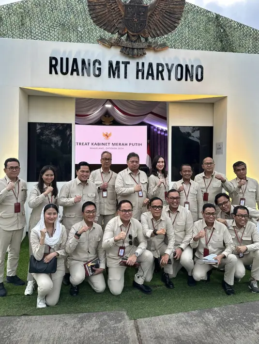 Terlihat Widi Warhana kompak kenakan seragam bernuansa warna khaki bersama para menteri lainnya. [Foto: Instagram/ Widi Wardhana]