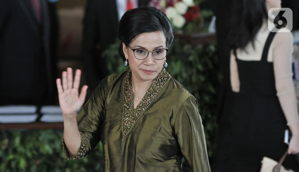 Menteri Keuangan, Sri Mulyani melambaikan tangan saat tiba menghadiri pelantikan Presiden dan Wapres 2019 di Gedung MPR/DPR/DPD RI, Senayan, Jakarta, Minggu (20/10/2019). Jokowi-Ma'ruf Amin resmi dilantik sebagai Presiden dan Wapres RI periode 2019-2024. (merdeka.com/Iqbal S. Nugroho)