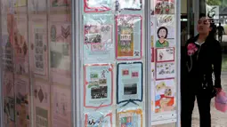 Pengunjung melihat pameran Filateli (Perangko) di Gedung MPR/DPR, Senayan, Jakarta, Selasa (6/11). Pameran ini  di Gelar oleh DPR dalam rangka Peringatan Hari Pahlawan. (Liputan6.com/Johan Tallo)