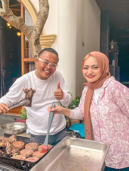 Bicara soal kedekatannya dengan anak-anak Sule, sebelum resmi menikah pun Nathalie juga sudah berhasil menjalin kedekatan. Sule pun sangat bahagia, terlebih anak bungsunya sudah sangat dekat dengan Nathalie. (Instagram/ferdinandsule)